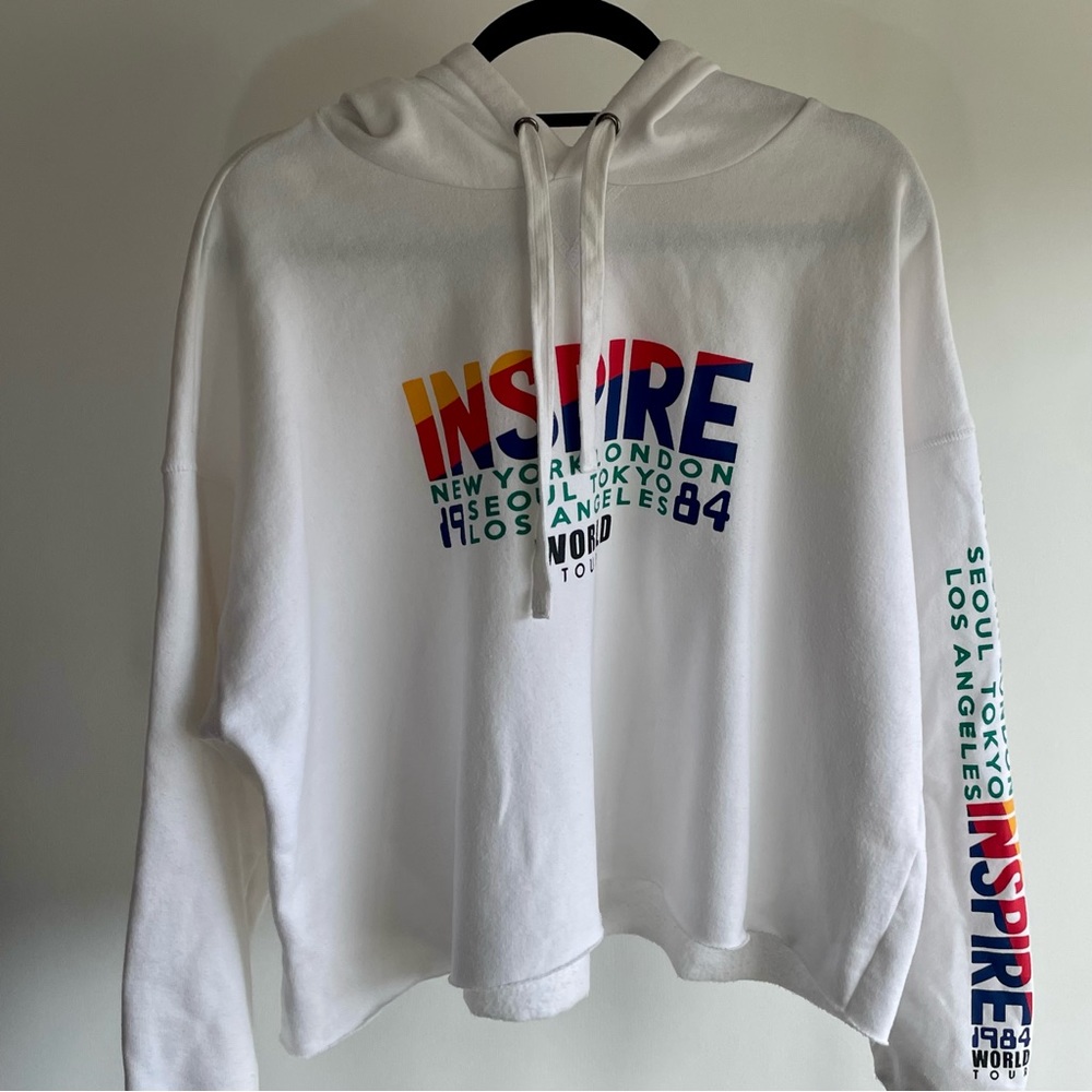 💌SOLD💌 White cropped Hoodie World Tour